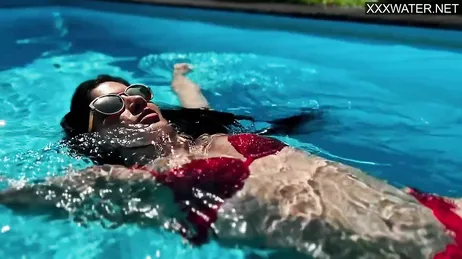 La venezuelana Yenifer Chacon entra in piscina: che gran bel culo che ha