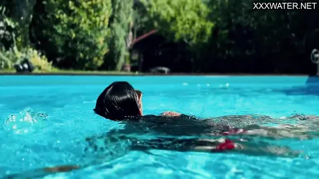 La venezuelana Yenifer Chacon entra in piscina: che gran bel culo che ha