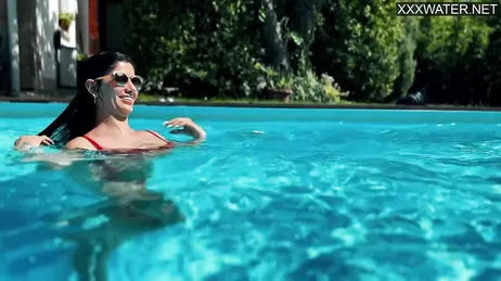 La venezuelana Yenifer Chacon entra in piscina: che gran bel culo che ha