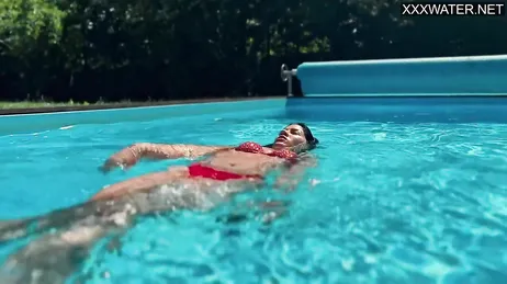 La venezuelana Yenifer Chacon entra in piscina: che gran bel culo che ha