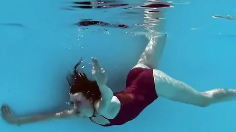 Prima fa il bagno in bikini, poi lo fa completamente nuda...!!