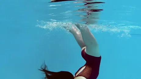 Prima fa il bagno in bikini, poi lo fa completamente nuda...!!