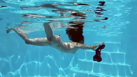 Prima fa il bagno in bikini, poi lo fa completamente nuda...!!