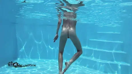 Prima fa il bagno in bikini, poi lo fa completamente nuda...!!