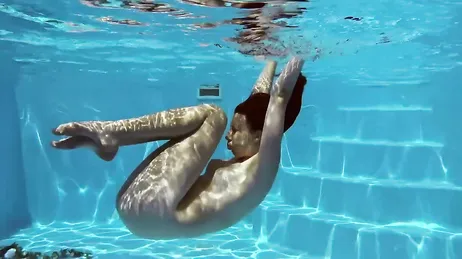 Prima fa il bagno in bikini, poi lo fa completamente nuda...!!