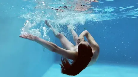 Prima fa il bagno in bikini, poi lo fa completamente nuda...!!