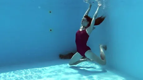 Prima fa il bagno in bikini, poi lo fa completamente nuda...!!