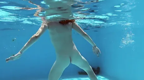 Prima fa il bagno in bikini, poi lo fa completamente nuda...!!