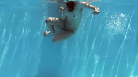 Prima fa il bagno in bikini, poi lo fa completamente nuda...!!