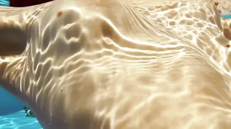 Prima fa il bagno in bikini, poi lo fa completamente nuda...!!