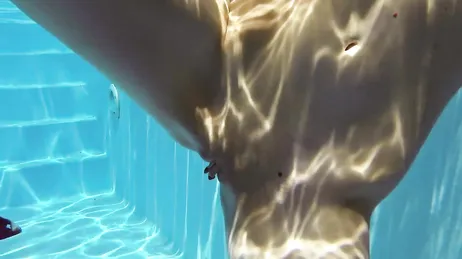 Forst Badar Hon I Bikini Och Sedan Gor Hon Det Helt Naken