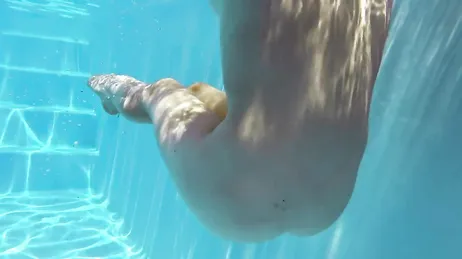 Prima fa il bagno in bikini, poi lo fa completamente nuda...!!