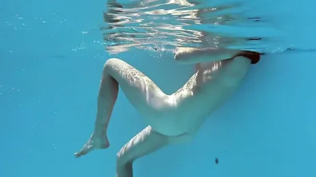 Prima fa il bagno in bikini, poi lo fa completamente nuda...!!