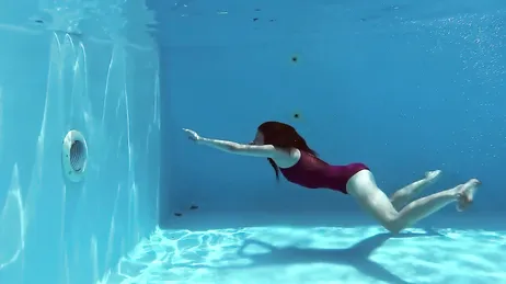 Prima fa il bagno in bikini, poi lo fa completamente nuda...!!