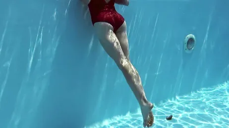 Prima fa il bagno in bikini, poi lo fa completamente nuda...!!