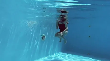 Prima fa il bagno in bikini, poi lo fa completamente nuda...!!