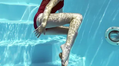 Prima fa il bagno in bikini, poi lo fa completamente nuda...!!