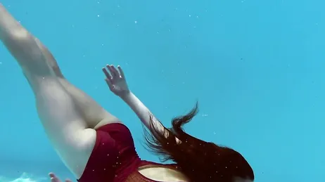 Prima fa il bagno in bikini, poi lo fa completamente nuda...!!