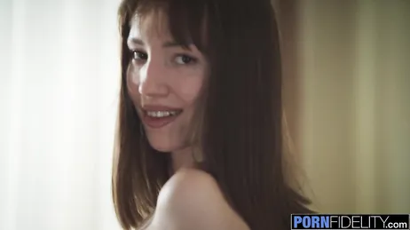 Regarde, chérie, j'ai préparé les deux trous pour que tu l'y mettes.