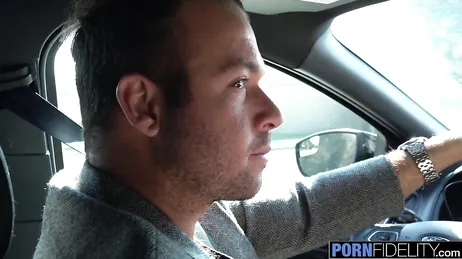 Medan jag suger av honom stoppar han fingrarna i mig, jag är den största slynan