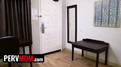 Mi marido me llama justo cuando se la estoy chupando a otro tío