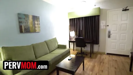 Mi marido me llama justo cuando se la estoy chupando a otro tío