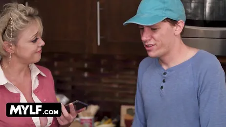 Die Einkaufstasche der Mutter ist kaputtgegangen, ein junger Mann hilft ihr...