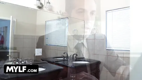 De zoon van mijn baas duwde hem er helemaal in, tot aan de rand.