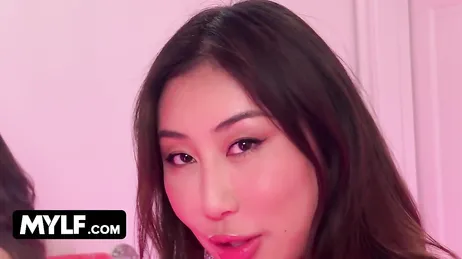 Cette MILF asiatique est magnifique lorsqu'elle fait du yoga.