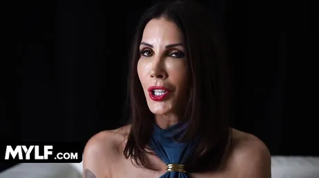 Mijn zoon en zijn vriendin zuigen allebei tegelijk aan mijn tieten, wat een slet ben ik!!