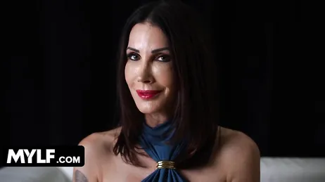 Mijn zoon en zijn vriendin zuigen allebei tegelijk aan mijn tieten, wat een slet ben ik!!