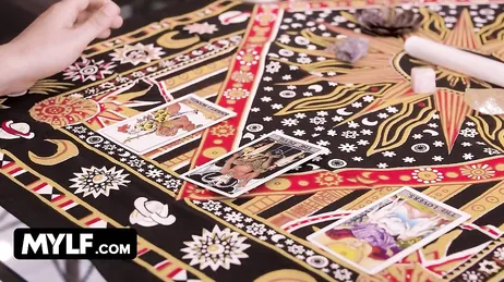 La vecina está en el capó de mi coche desnuda masturbándose ... !!