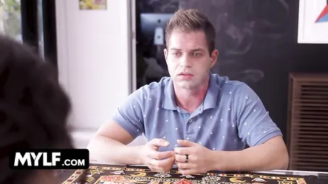 La vecina está en el capó de mi coche desnuda masturbándose ... !!