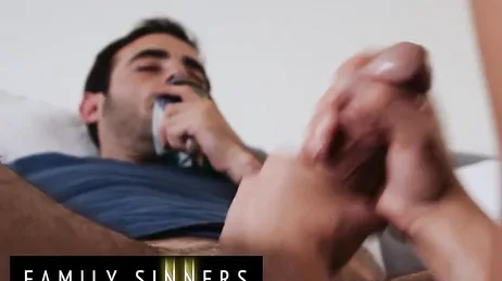 Lecco di nascosto la figa di mia cognata: spero che non ci becchino!