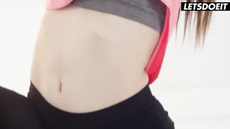 Er lässt mich nicht in Ruhe Yoga machen, er muss meine Muschi berühren.