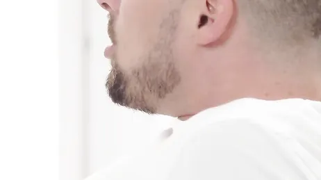 Er lässt mich nicht in Ruhe Yoga machen, er muss meine Muschi berühren.