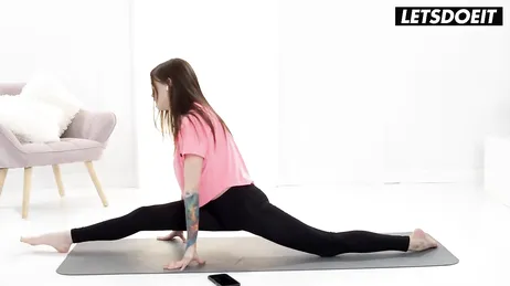 Er lässt mich nicht in Ruhe Yoga machen, er muss meine Muschi berühren.