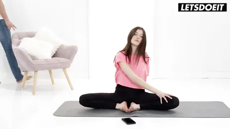 Er lässt mich nicht in Ruhe Yoga machen, er muss meine Muschi berühren.