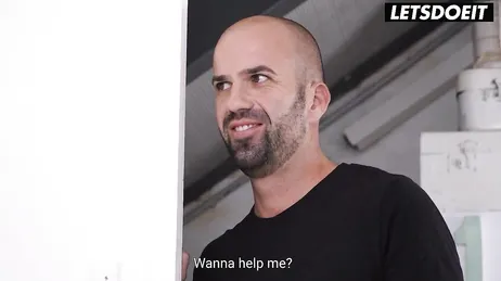 Eu vejo minha mãe se masturbando enquanto se filma com o celular.