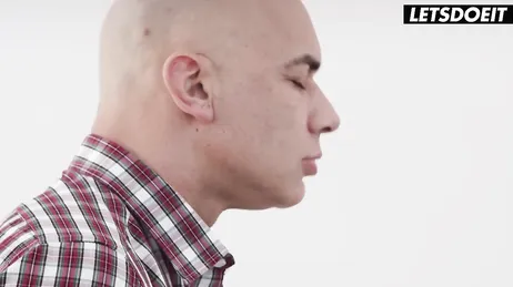 Ho lasciato che mio suocero mi registrasse con il suo cellulare mentre mi masturbavo