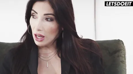 Ho lasciato che mio suocero mi registrasse con il suo cellulare mentre mi masturbavo