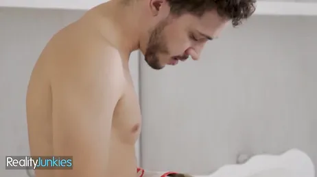 La belle infirmière privée me laisse caresser ses seins et bien plus encore.