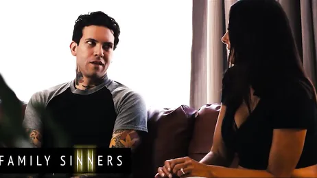 La atractiva vecina casada invita al novio de su hija a venir a casa