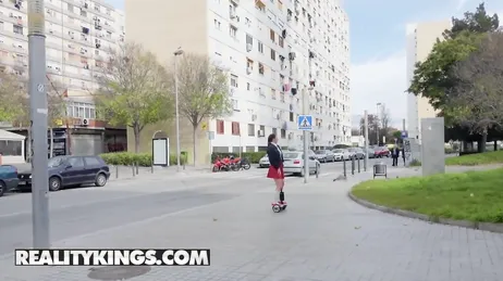 Pamela Sanchez con un patinete porno y la polla dura de Jordi ENP