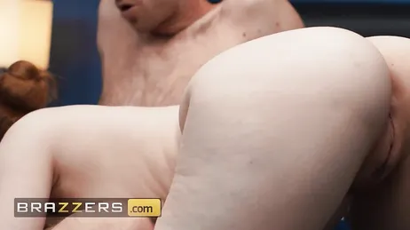 La massaggiatrice dai capelli rossi è stupita dall'enorme cazzo del suo paziente