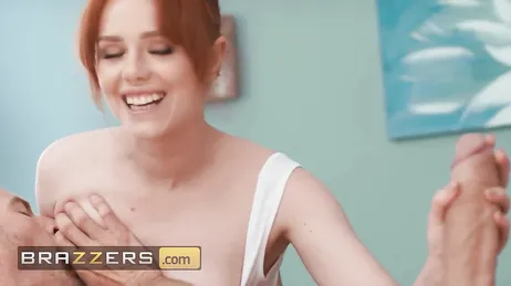 La massaggiatrice dai capelli rossi è stupita dall'enorme cazzo del suo paziente