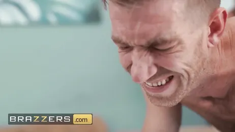 La massaggiatrice dai capelli rossi è stupita dall'enorme cazzo del suo paziente