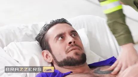 Je savais que tu voudrais coucher avec lui, putain, t'es une putain de pute