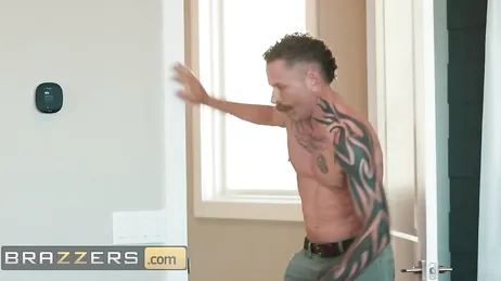 Ammetto che il mio patrigno sa davvero come scopare una figa.