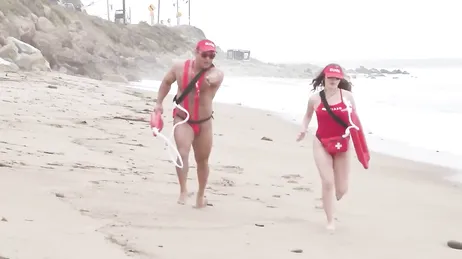 Min flickvän tar med sig en manlig massör hem och låter mig suga hans kuk.